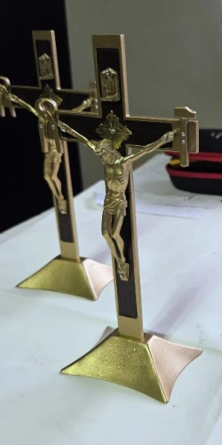 Krzyż saletyński stojący (odlewany, złoty, 19,5 cm)
